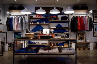 magasin de vêtements pour les soldes